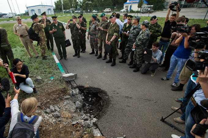Almanaque Militar: Los observadores internacionales en el grupo de la región de Rostov de los periodistas y los agregados militares de países extranjeros que visitan el embudo en el puesto de control ruso en la región de Rostov.  En la cercana frontera de Donetsk PPC aterrizó proyectil disparado desde un mortero desde el territorio de Ucrania.  Delegación extranjera también mostró un edificio residencial que ha sido dañado hit cohete.  Los periodistas fueron capaces de mezclarse con los lugareños.  El viaje fue organizado por el Ministerio de Defensa de Rusia.  Doctrina armas del Ejército