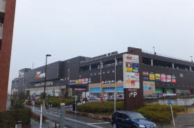 神奈川県座間市東原１丁目１３のショッピングモール