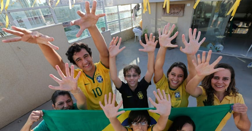 Unik! Sekeluarga Dari Brasil Ini Punya 6 Jari di Tangan 