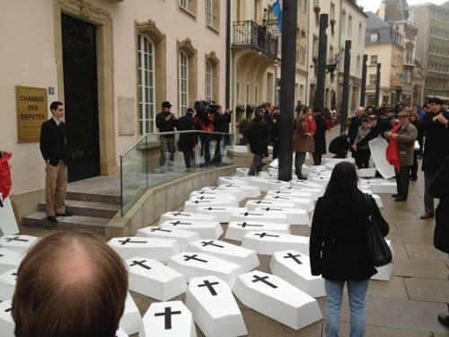 Manifestação da Federação Pró-Europa Cristã diante do Parlamento de Luxemburgo, no dia em que se votou a legalização do aborto nesse país.