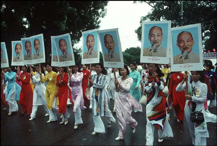 Anh chat ve Ha Noi nam 1994-1995 cua Bruno Barbey (1) - Anh 1