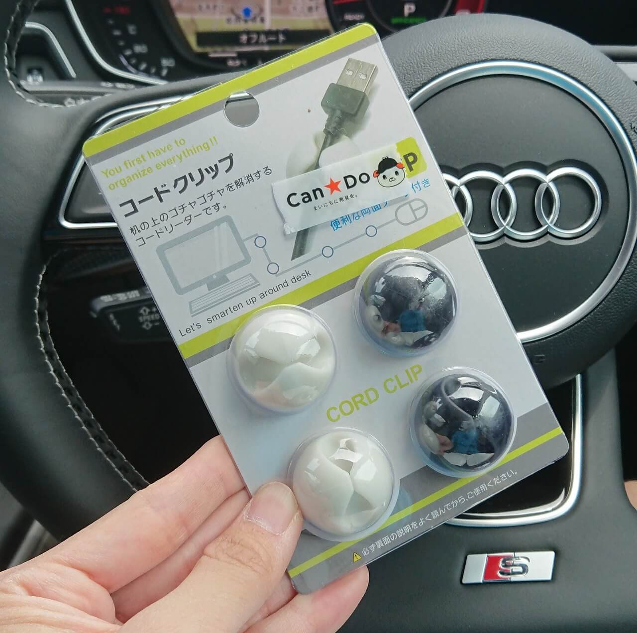 100均キャンドゥのコードクリップが車内のケーブルホルダーに最適 アンプラ