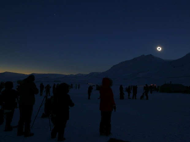 Imagem impressionante mostra o eclipse total do Sol em Svalbard, no Círculo Polar Ártico (Foto: Haakon Mosvold Larsen, NTB Scanpix/AP)
