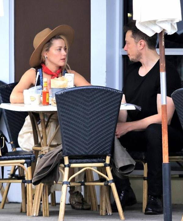 Sáng 16/11, Amber Heard và doanh nhân Elon Musk ngồi trò chuyện tại nhà hàng Sherman Oaks ở Los Angeles.