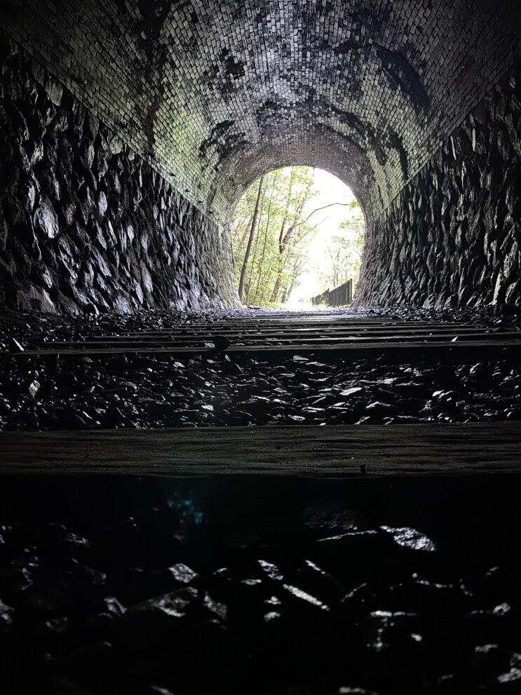 雨を楽しむ 廃線跡でレイニーハイキング 好日山荘マガジン