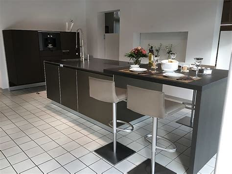 bulthaup musterkueche kuecheninsel mit sitzgelegenheit und