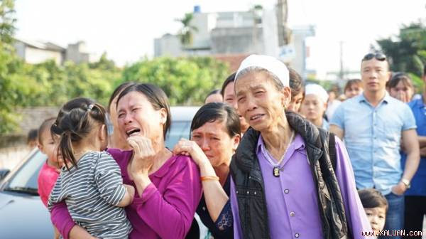 Người thân bé Linh đau đớn khóc khi thấy xe đưa thi thể em về đến đầu ngõ. Ảnh: Hoàng Như.