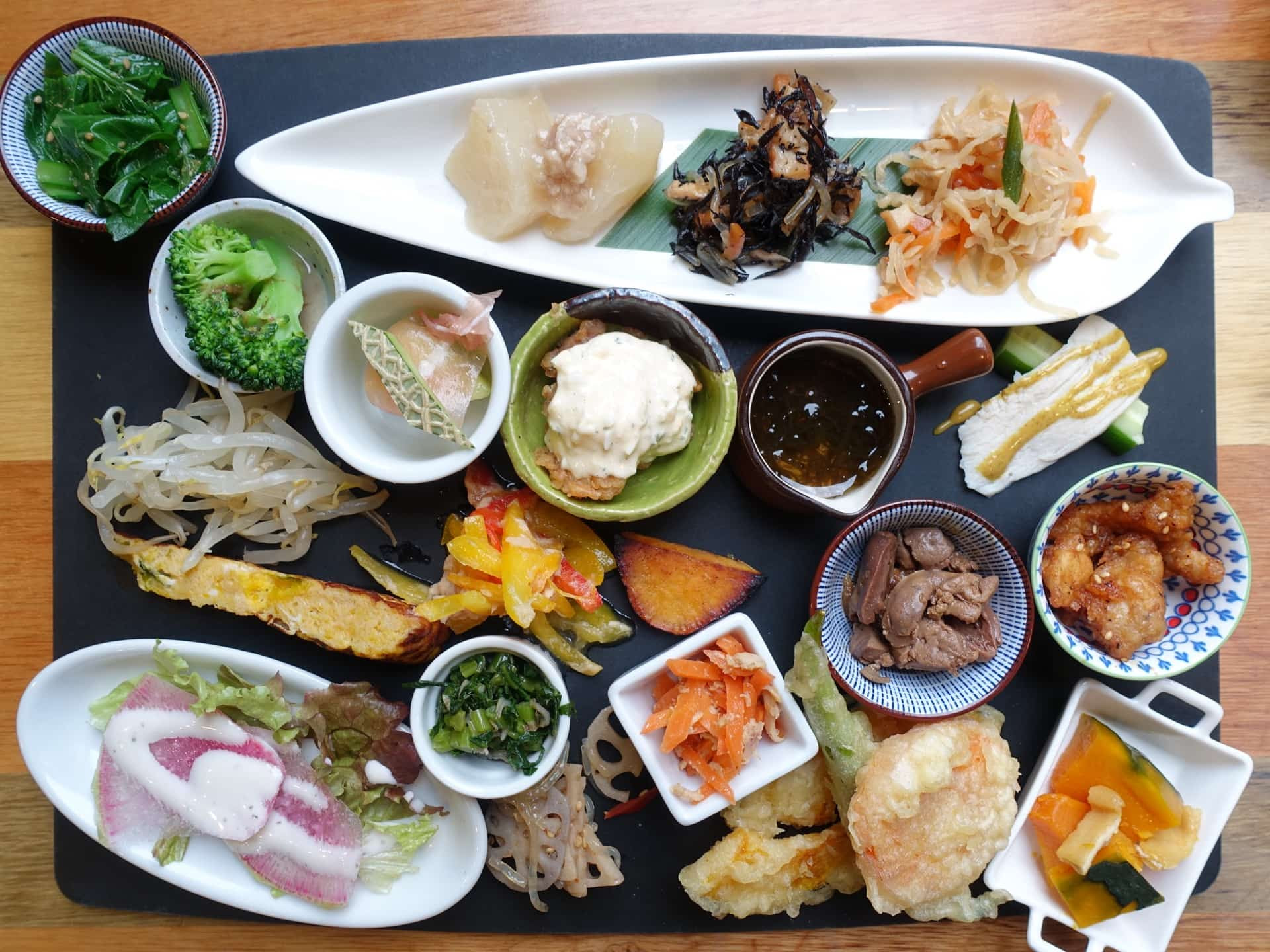 鶏料理ひとりひとり 三宮で限定13食の大満足ランチ 約15種のプレート 卵かけご飯にデザートまで