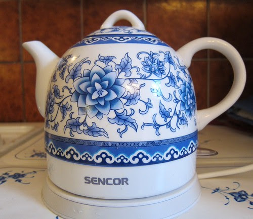 Sinivalkoinen vedenkeitin by Anna Amnell