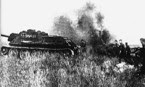 SU-122 "Frunze" apóia o ataque de infantaria.  Frente de Bryansk, 1943