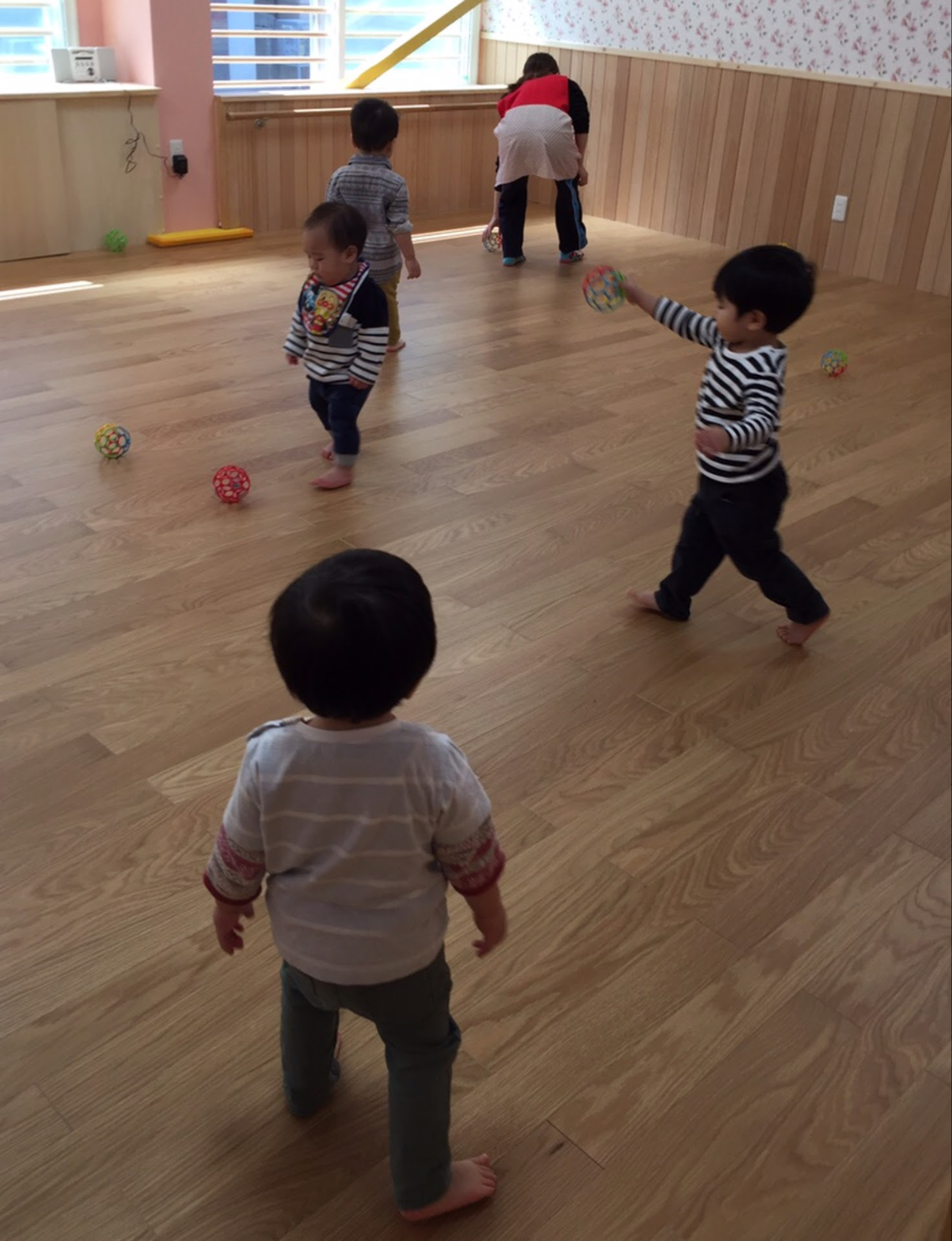 0 1 2歳児 ボール遊び 手遊び ３ ４ ５歳児 製作 運動 札幌市中央区の大型託児保育施設 保育園キッズプラス 病児保育対応 夜8時まで保育対応