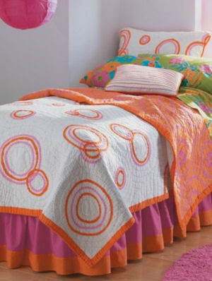 Teenage Bedspreads on Note The Green And Blue Accents In The Pillow On This Bedding