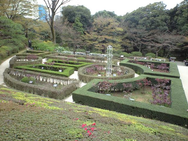 カリスマ西洋人建築家や日本庭園の巨匠が手掛けた旧古河庭園と四谷怪談ゆかりのお寺 東京都豊島区 北区を歩く 高速バス 夜行バスの予約はバスサガス