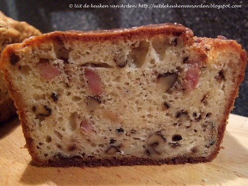 Cake met roquefort, spek en walnoten