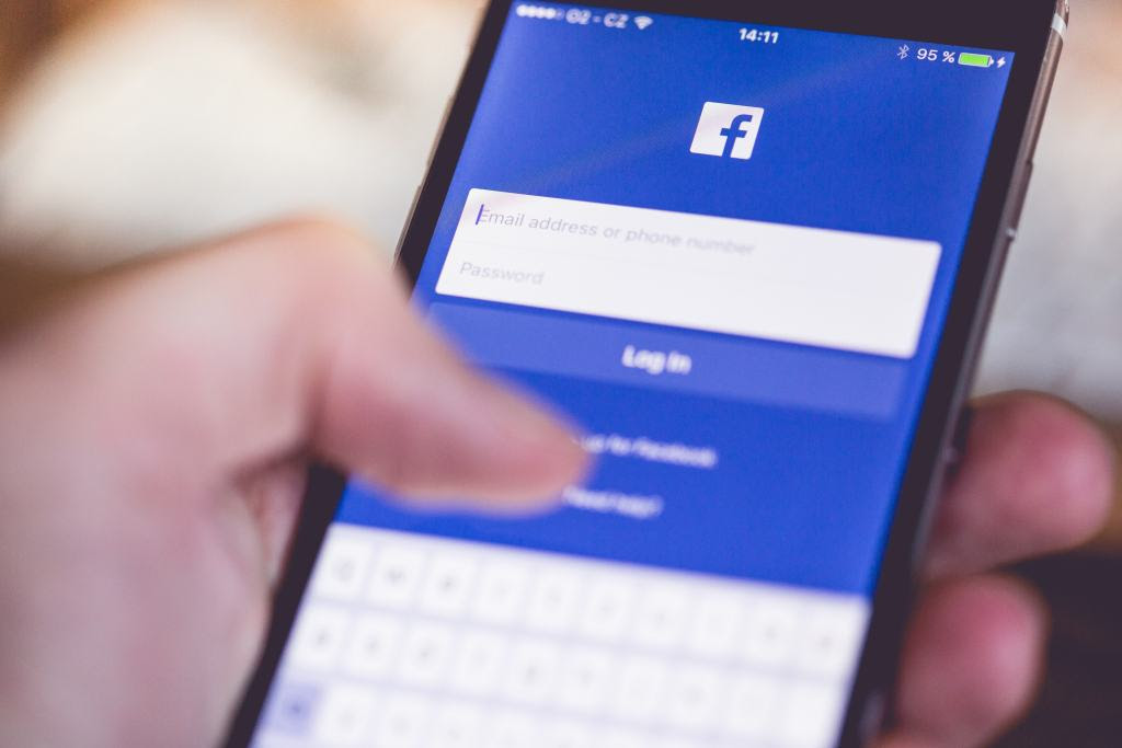 facebook-app-login-splash-screen-on-iphone-picjumbo-com