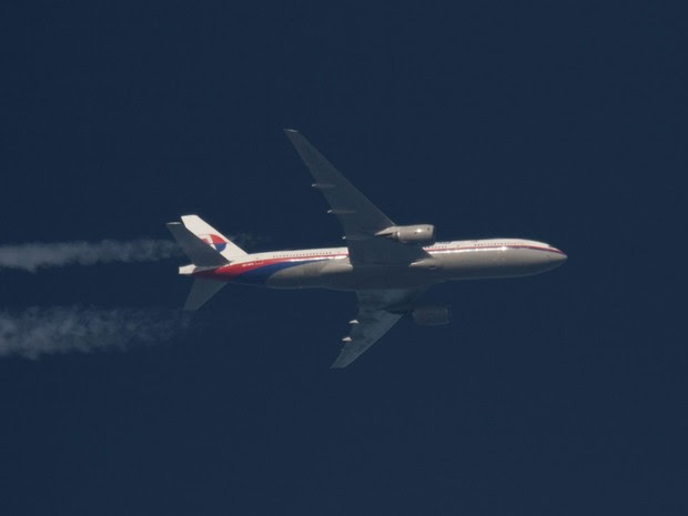 Peça que seria de avião sumido da Malaysia Airlines é achado na costa africana (Foto: Tomasz Bartkowiak/Reuters)