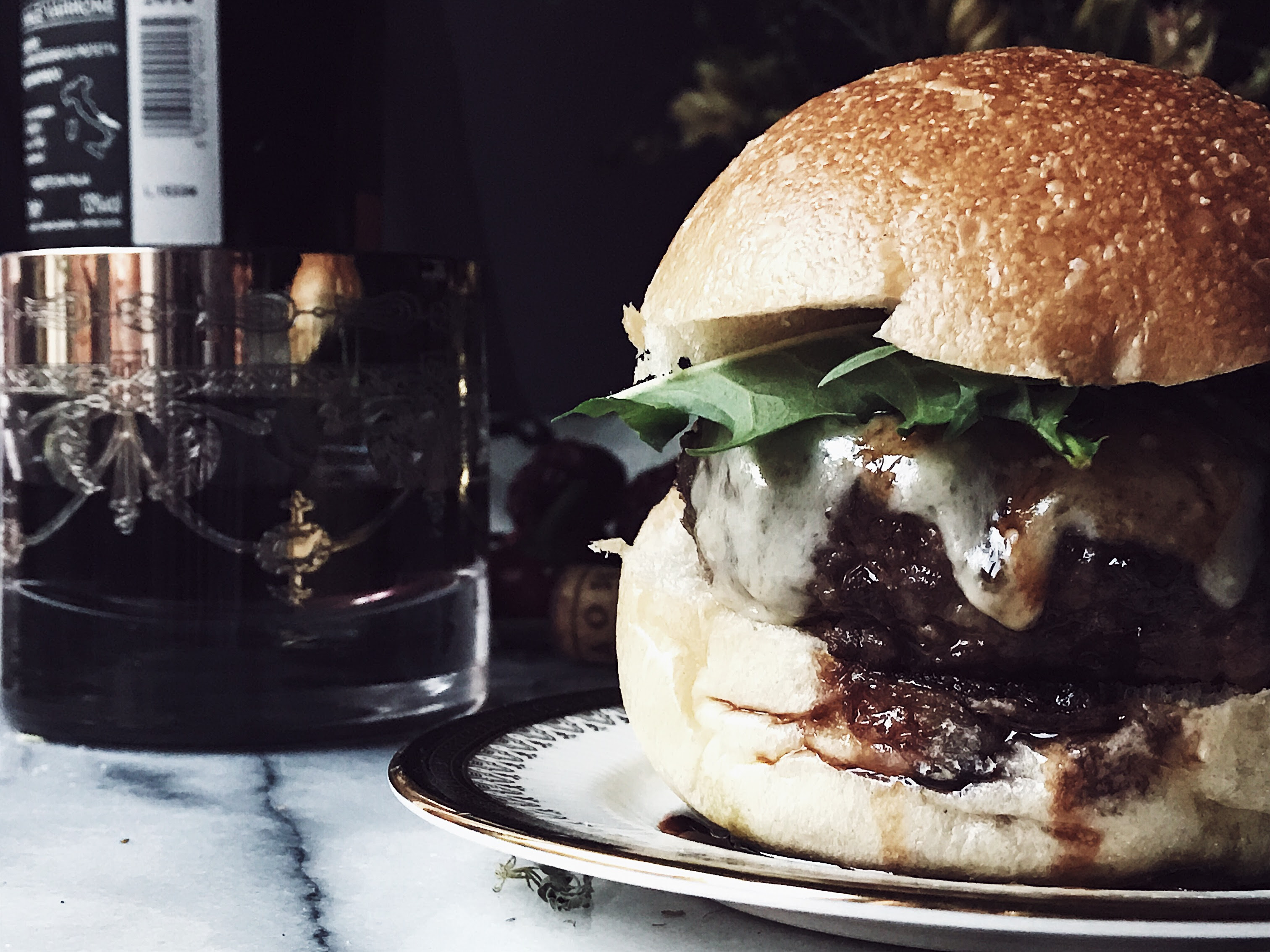 Italian burger recipe: ground beef, parmesan cheese and wine sauce - GP