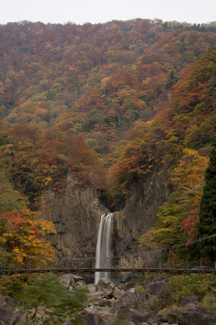 妙高市杉野沢の苗名滝と紅葉 あいの日々徒然