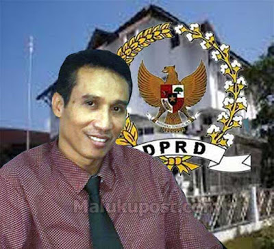 Ambon, Malukupost.com - Fraksi PDI-Perjuangan (PDIP) DPRD Kota Ambon menolak perencanaan pemerintah untuk membangun Jembatan Layang (Fly Over) tahun 2016 yang akan dibangun di kota Ambon. Fraksi PDIP menilai proyek pembangunan senilai Rp400 miliar itu, bukan merupakan solusi yang efektif untuk menjawab masalah kemacetan yang sering terjadi di pusat kota. Hal ini disampaikan ketua Fraksi PDI-Perjuangan, Jafry Taihutu di Ambon, Senin (16/1). “Kita pernah rapat dengan Balai Jalan Nasional, PU kota Ambon, Tata Kota, termasuk Bappeda. Dan Fraksi PDIP tidak setuju atas rencana pembangunan Fly Over. Dari presentase kendaraan bermotor diatas 80 ribuan, ternyata kebijakan pemerintah membangun JMP itu bukan mengurai kemacetan. Maka Speed kemacetan di dalam itu lebih cepat. Kemudian selain itu, proyek nasional menggunakan jalan Jenderal Sudirman, dalam hal ini under pass juga sampai sekarang belum selesai. Termasuk di depan Poka dan Rumah Tiga yang problemnya soal tanah. Atas dasar itu, sikap kami flay over bukan solusi kemacetan untuk kota Ambon,” tegasnya. 