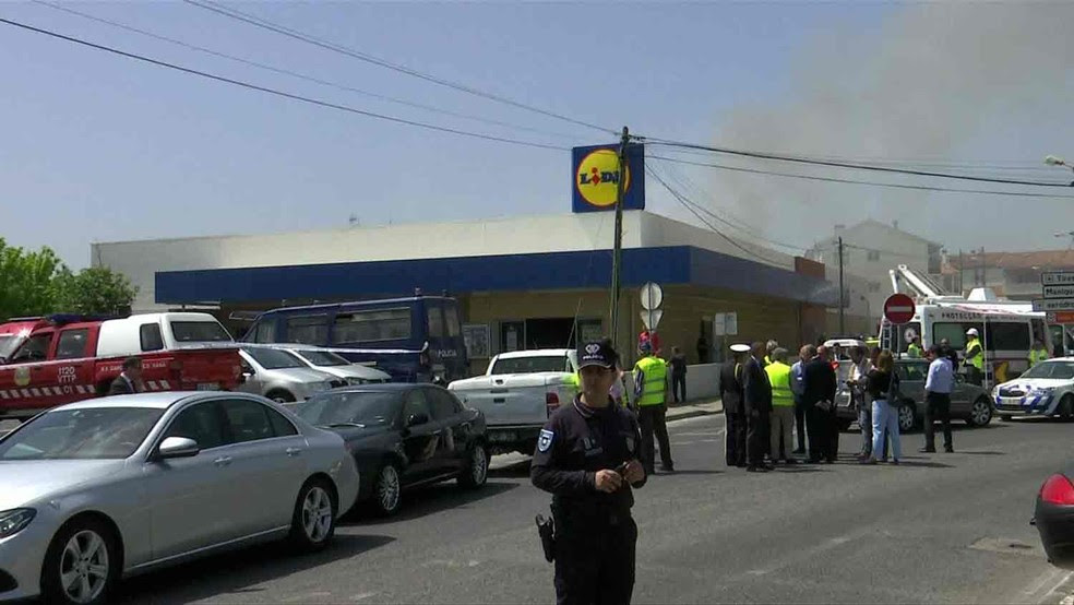 A aeronave se acidentou no armazém de um supermercado (Foto: Reuters TV)