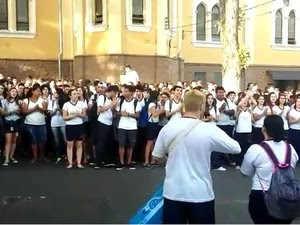 Alunos da Etec Pedro Ferreira Alves protestram pela falta de merenda em Mogi Mirim, SP (Foto: Reprodução/EPTV)