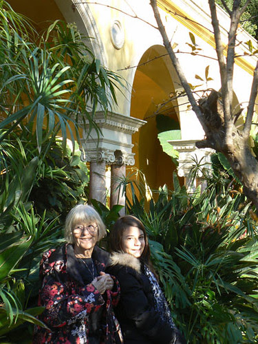 lala et Zoé dans le jardin.jpg