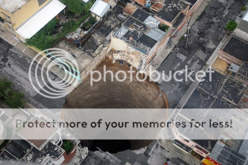 Lubang raksasa bermunculan dimana-mana