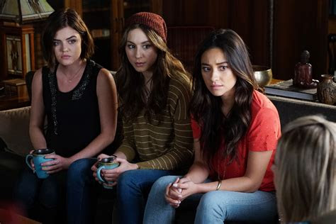 Troian bellisario in pretty little liars 2010