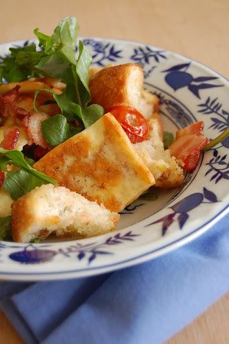 Roasted cheese, bacon and tomato salad / Salada com tomate, bacon e queijo assados