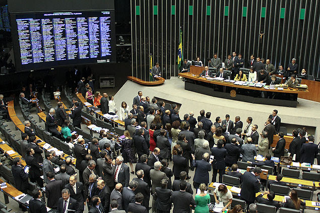 Plenário da Câmara lotado durante votação sobre royalties no fim do ano passado; deputados terão reajuste para gastos com viagens, telefone, postagens, etc