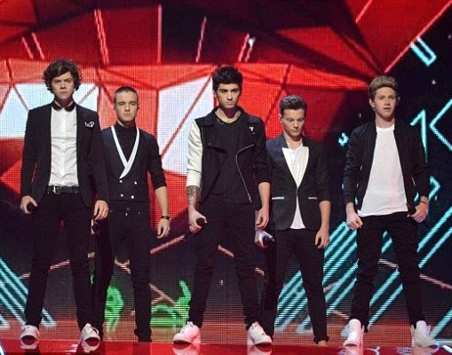 海外セレブファッション通信 画像 動画 ワン ダイレクション One Direction マンチェスターで熱唱ライブ Kiss You