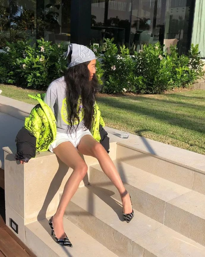 71岁王薇薇晒自拍 双腿纤细发量充足 状态媲美17岁少女 身材