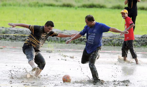 Image result for Gambar Zamri Kadir main bola dalam bendang
