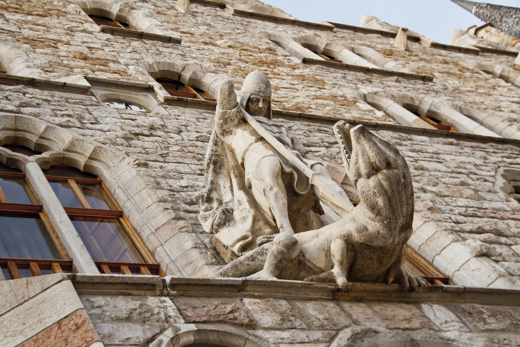 Sobre la puerta se halla una estatua de San Jorge luchando con el dragón