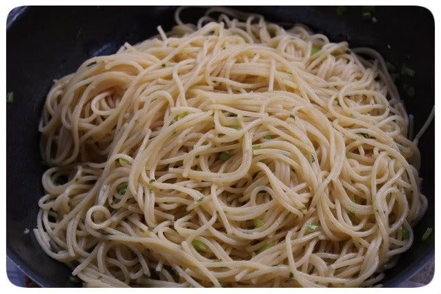 Aglio Olio (e Peperoncino): Spaghetti in die Pfanne