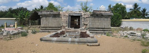 Backside of the temple and the dismantled Perumal sanctum (by Raju's Temple Visits)