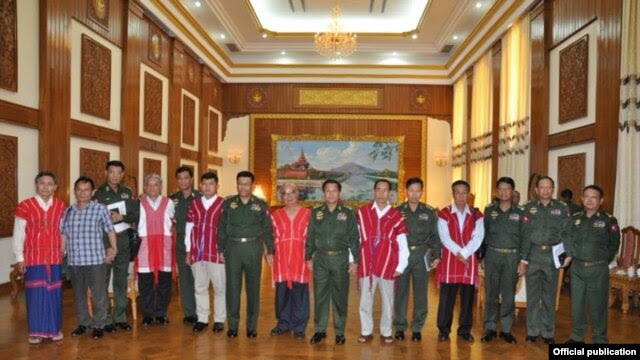တပ္မေတာ္ကာကြယ္ေရးဦးစီးခ်ဳပ္ ဗိုလ္ခ်ဳပ္မွဴးႀကီး မင္းေအာင္လိႈင္နဲ႔ KNU ဥကၠ႒ ဗုိလ္ခ်ဳပ္ႀကီး မူတူးေဆးဖုိး ဦးေဆာင္တဲ့ ကိုယ္စားလွယ္အဖြဲ႔ ေတြ႔ဆံု။ (မတ္ ၇၊ ၂၀၁၄)
