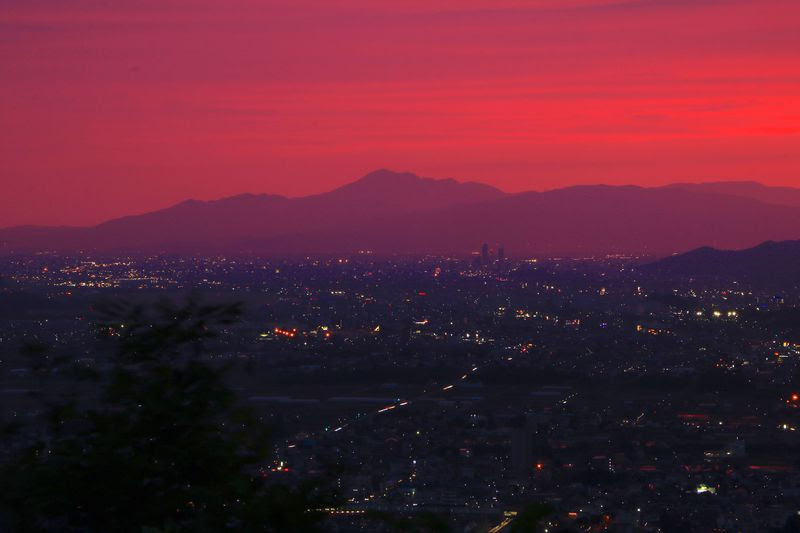 燃え盛る伊吹山のトワイライト夜景 愛知県犬山市 継鹿尾山 愛知県 Lineトラベルjp 旅行ガイド