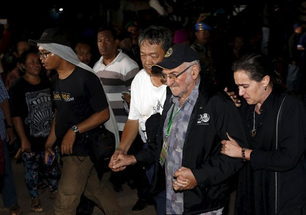 Angelita Muxfeldt, prima de Rodrigo Gularte, é vista após a execução do brasileiro na Indonésia na madrugada desta quarta-feira (29) (Foto: Beawiharta/Reuters)