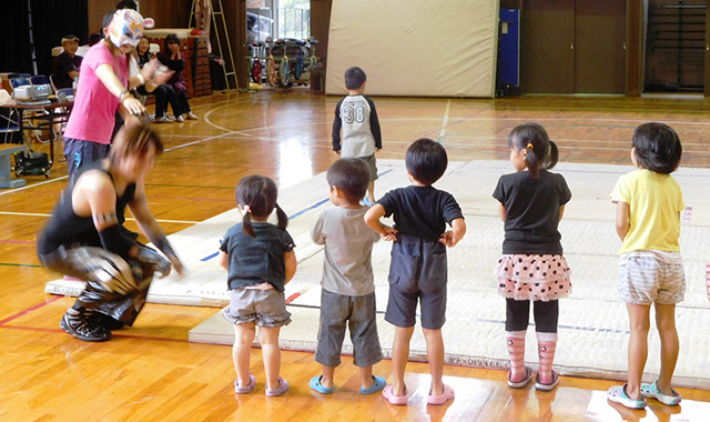 脳腫瘍で闘病中のｒａｙらが児童養護施設の子どもたちを プロレス で激励