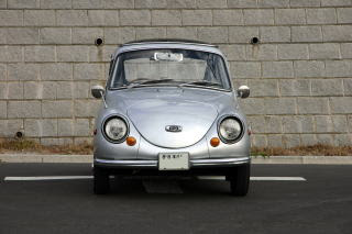 左の車は自分がスバリストになった原点の車です 父親がスバル360を３台乗り継いだあと母親のお買い物車として我が家にあったr 2です 我が家のサブロク記憶はほとんどありませんが このr 2の強烈に印象に残っています 写真は自分が８歳の頃の