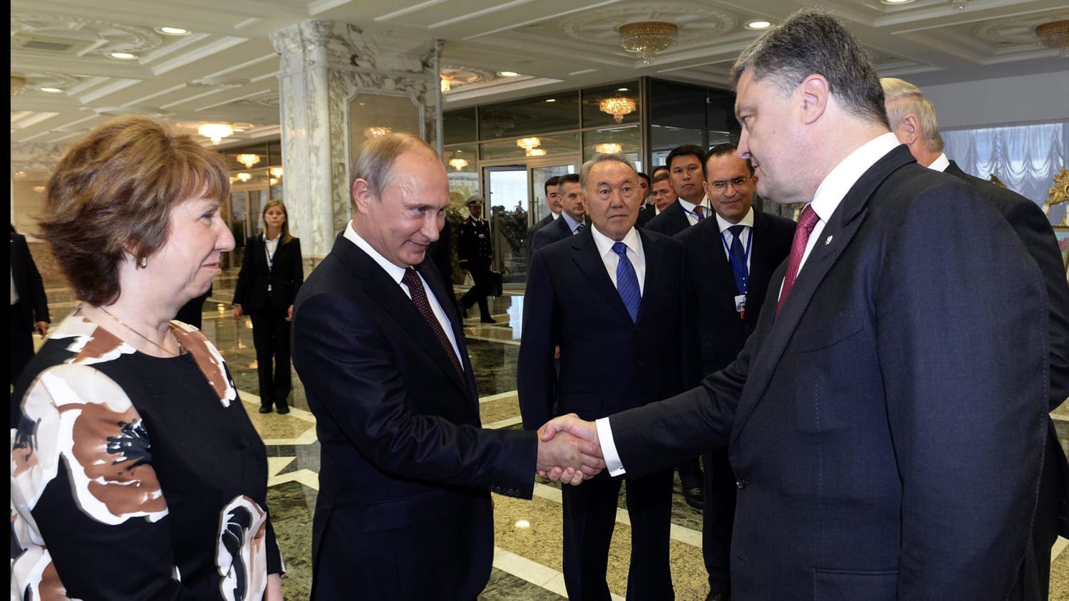 http://media3.s-nbcnews.com/i/newscms/2014_35/636436/x_lon_handshake2_140826_7d0ad1983d2991bc44f595fe4ca2c75a.jpg