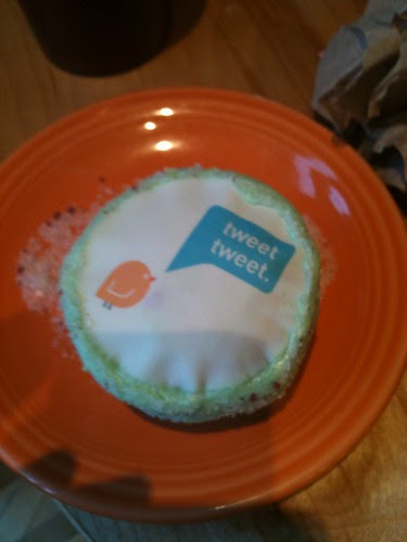 Ticing Tweet cupcake