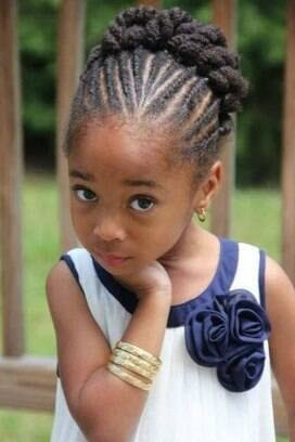 Trancinhas rentes à cabeça que terminam em um lindo penteado na parte de trás da cabeça. Foto: Pinterest/Black Hair Information