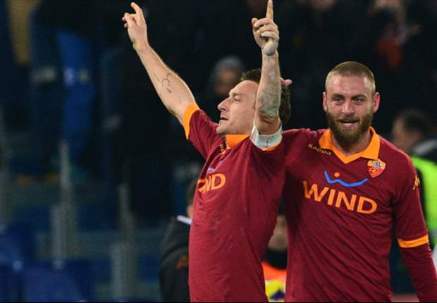 Totti urges De Rossi to stay at Roma