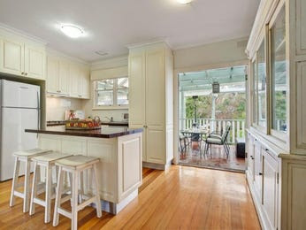 L-shaped, open plan kitchen designs with laminate