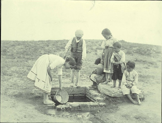 Niños cogen agua en la Pozuela a comienzos del siglo XX. Fotografía de Pedro Román Martínez. Centro de Estudios Juan de Mariana. Diputación de Toledo