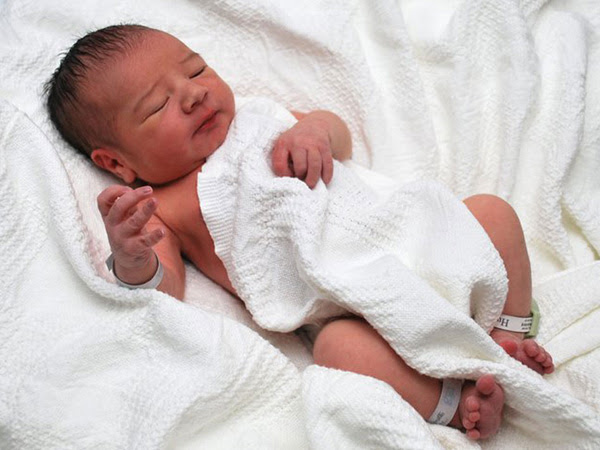 Are Babies Bathed After Birth : Mission Motherhood - Moms in Chinese hospitals told not to ... / Babies are not born dirty, says michael farmer, head of the department of family practice and postpartum medical director at bc women's hospital & health centre.