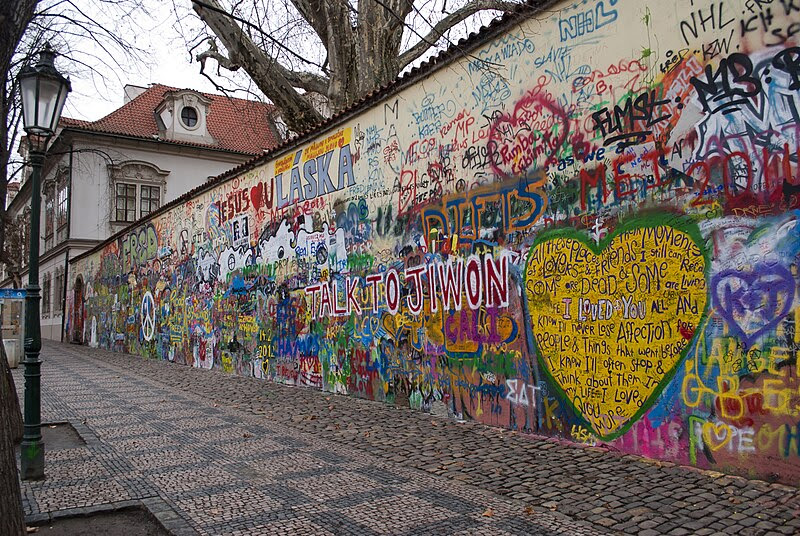 Slika:John Lennon Wall 01.jpg