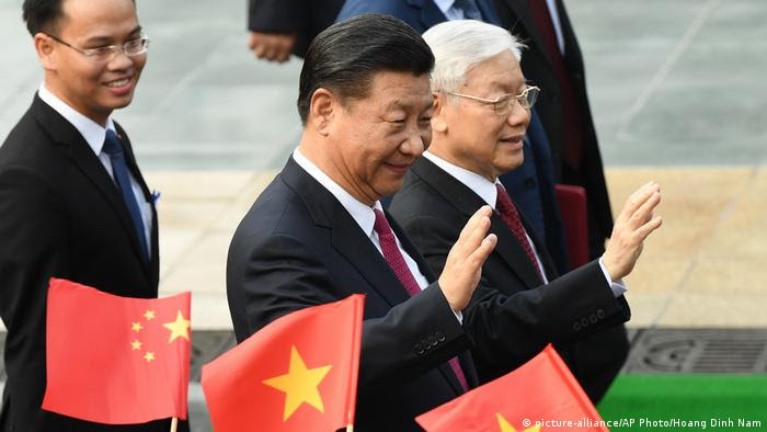 Vietnam chinesicher Präsident Xi Jinping in Hanoi (picture-alliance/AP Photo/Hoang Dinh Nam)